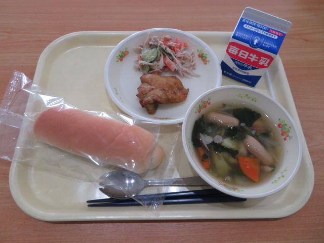 米粉パン、牛乳、鶏肉のカレー風味焼き、ごぼうサラダ、秋野菜のポトフ