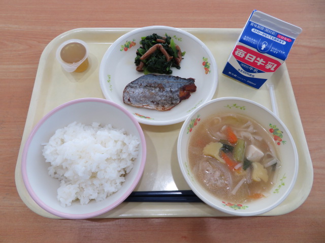 ごはん、牛乳、さわらの幽庵焼き、にゅうめん、ほうれん草としめじの和え物、プチ奈良メロンゼリー
