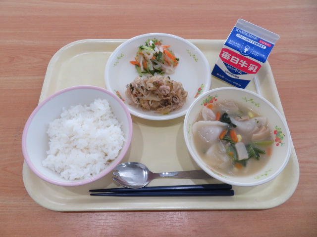 ごはん、牛乳、豚丼の具、大根サラダ、水餃子のスープ