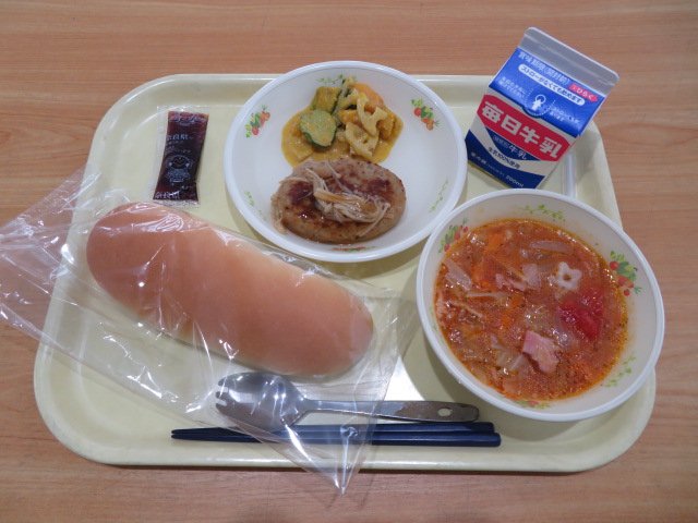 コッペパン、牛乳、ハンバーグきのこソース、かぼちゃとれんこんのサラダ、ミネストローネ、奈良のブルーベリージャム