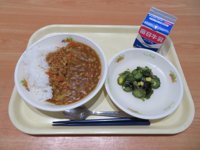 ごはん、牛乳、キーマカレー、海藻サラダ