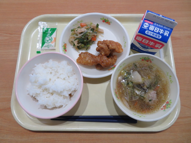ごはん、牛乳、チキンなんばん、春雨サラダ、けんちん汁、タルタルソース(小袋)
