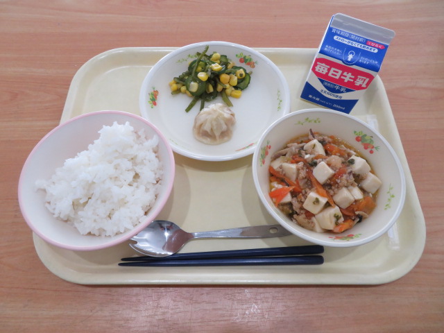 ごはん、牛乳、小籠包、くきわかめのサラダ、麻婆豆腐