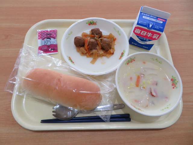 コッペパン、牛乳、チョコ大豆クリーム、肉団子の甘酢炒め、白菜のクリーム煮