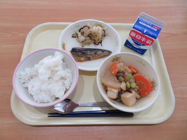 ごはん、牛乳、いわし梅煮、昆布和え、大根のそぼろ煮