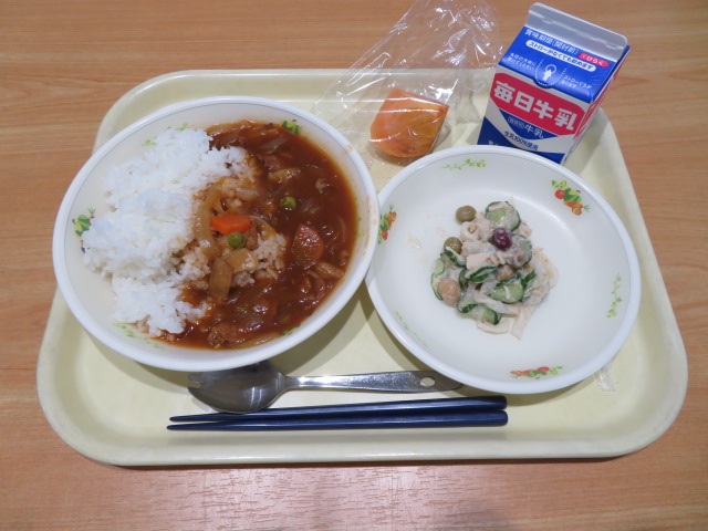 ごはん、牛乳、ハヤシライス、まめのサラダ、奈良の柿
