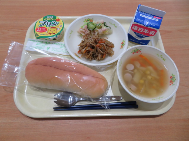 背割パン、牛乳、ツナサラダ、切干大根のソース炒め、コンソメスープ、かぼちゃプリン