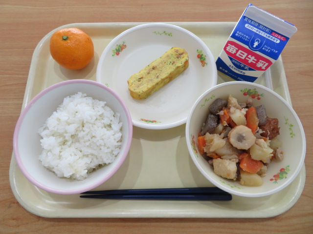 ごはん、牛乳、鶏そぼろと大豆のたまご焼き、関東煮、みかん