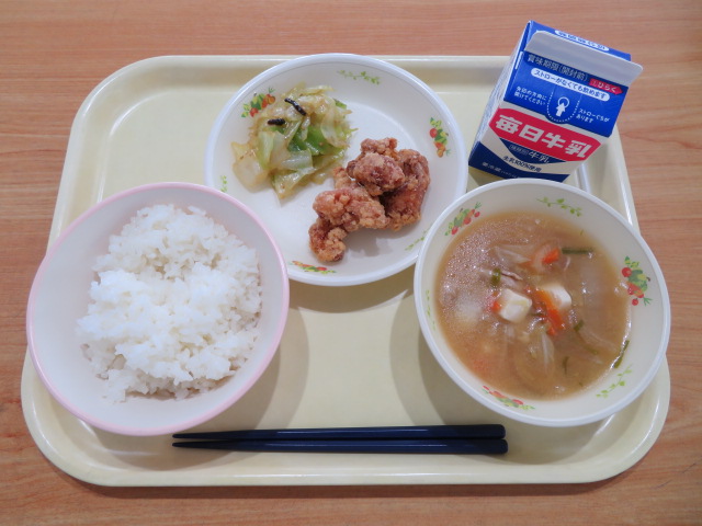 ごはん、牛乳、手作りからあげ、やみつきキャベツ、冬野菜の豚汁