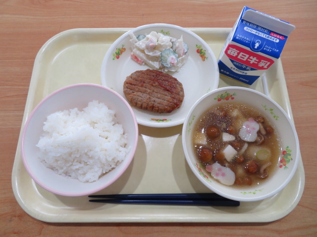 ごはん、牛乳、ハンバーグ、ポテトサラダ、なめこ汁
