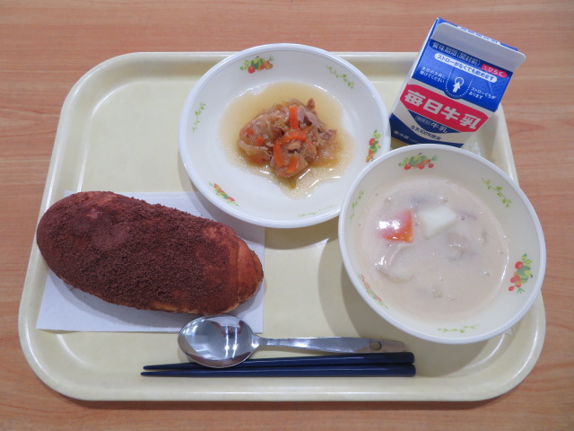 ココア揚げパン、牛乳、鶏肉のマーマレード煮、かぶのクリーム煮
