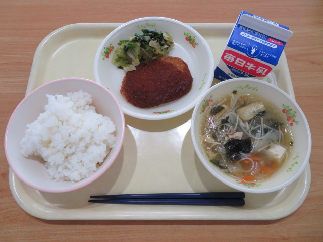 ごはん、牛乳、みそカツ、ほうれん草のごま和え、お米のにゅうめん