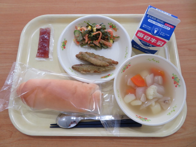 米粉パン、牛乳、わかさぎフリッター、茎わかめのサラダ、冬野菜のポトフ、ならのいちごジャム
