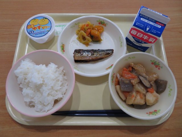 ごはん、牛乳、いわしのかんろ煮、”ん”盛りサラダ、奈良のっぺ、ゆずゼリー