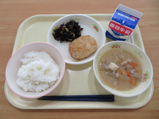 ごはん、牛乳、豆腐ハンバーグおろしソース、ひじきいり煮、かす汁