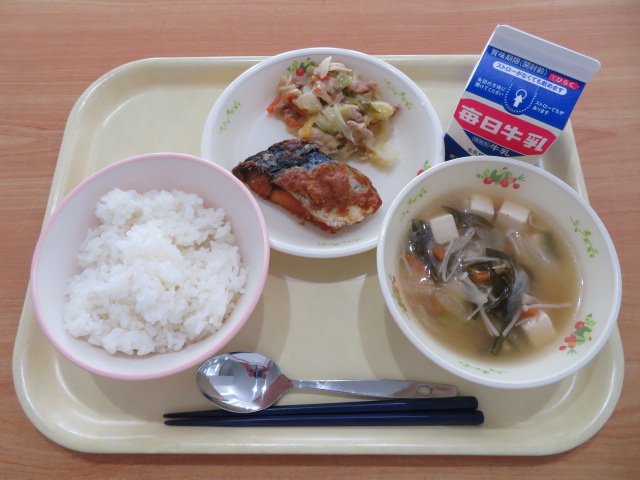 ごはん、牛乳、さばのカレー揚げ、奈良の塩こうじソテー、わかめスープ