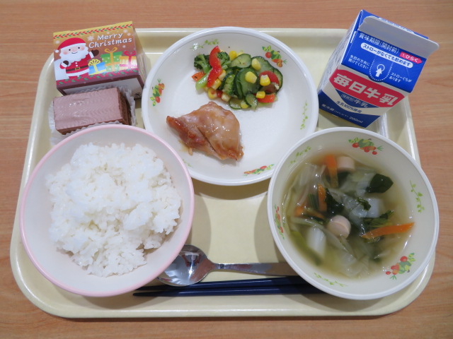 ごはん、牛乳、照り焼きチキン、イタリアンサラダ、コンソメスープ、クリスマスデザート