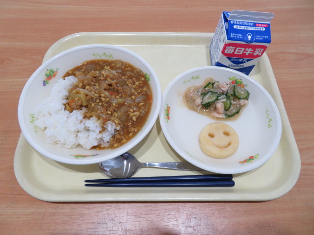 ごはん、牛乳、キーマカレー、スマイルポテト、チキンサラダ