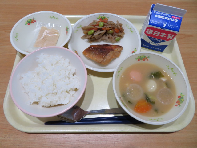 ごはん、牛乳、赤魚の煮つけ、れんこんのきんぴら、奈良の雑煮、きなこ(小袋)