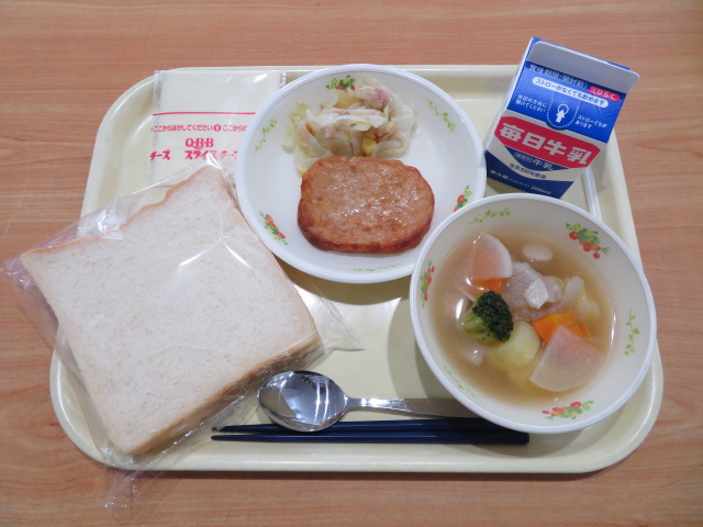 食パン、牛乳、ボロニアステーキ、ツナサラダ、冬野菜のポトフ、スライスチーズ