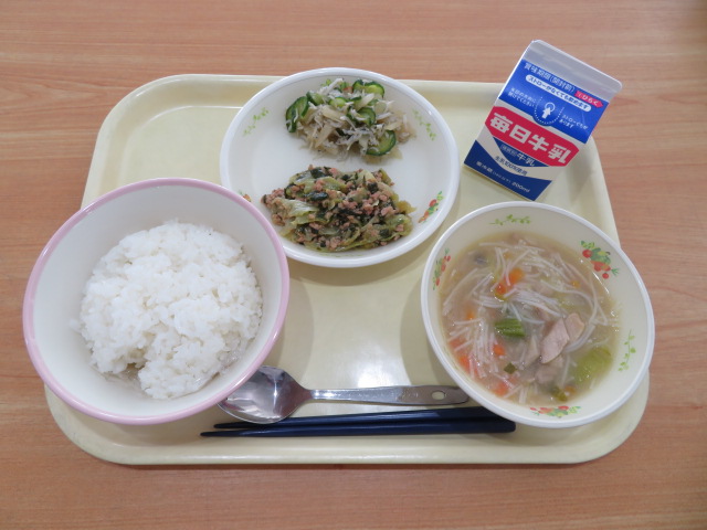ごはん、牛乳、ぎょうざ丼の具、じゃこサラダ、ビーフンスープ