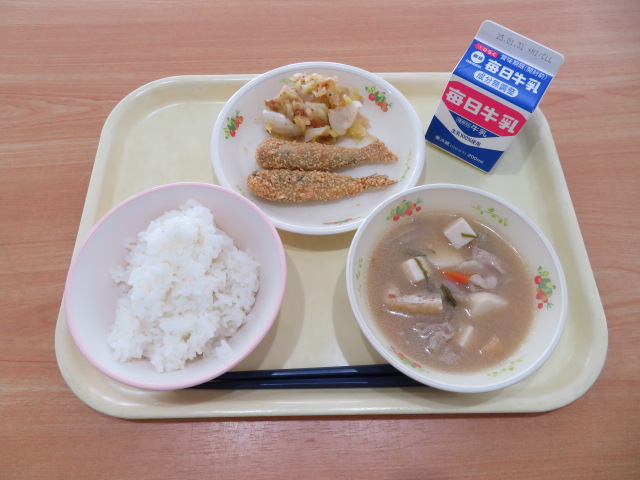 ごはん、牛乳、いわしのカリカリフライ、白菜のたくあん和え、豚汁