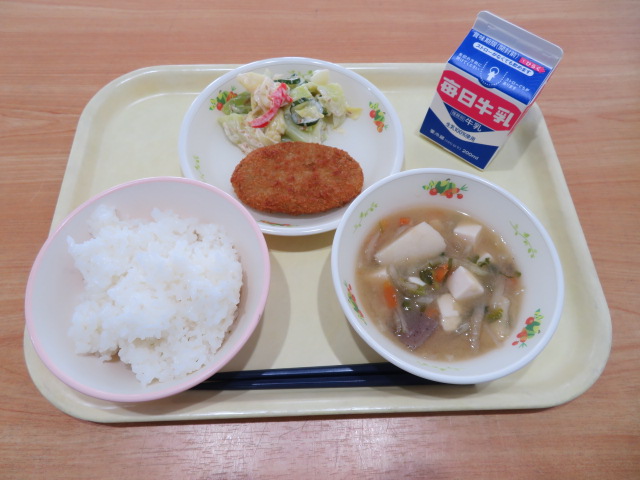 ごはん、牛乳、かぼちゃと大和ポークフライ、ごまねーずサラダ、根菜みそ汁