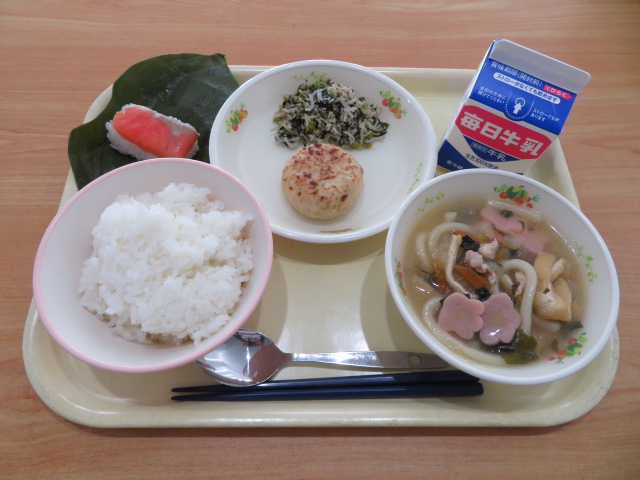 ごはん、牛乳、きんぴらつつみ焼き、大和まなちりめん、あんかけうどん、柿の葉寿司(さけ)