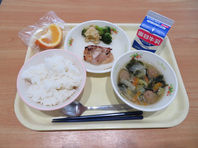 ごはん、牛乳、鶏肉の塩こうじ焼き、ブロッコリーとカリフラワーのサラダ、白菜のスープ、いよかん