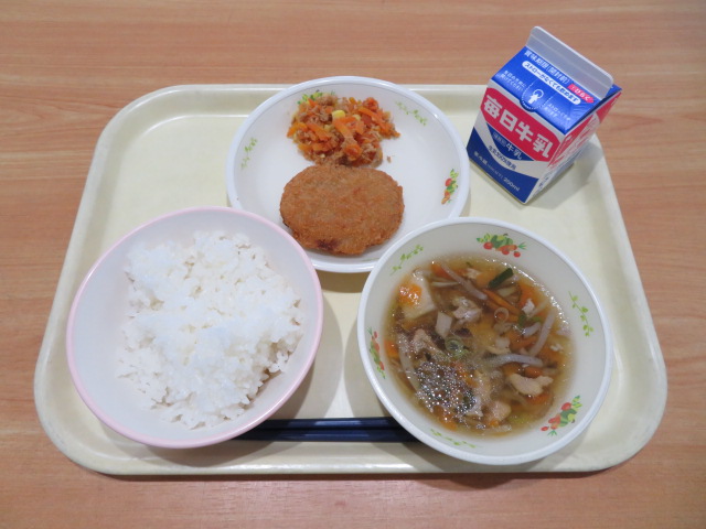 ごはん、牛乳、大和ポークのメンチカツ、にんじんしりしり、けんちん汁