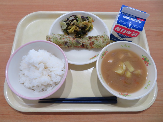 ごはん、牛乳、竹輪の磯辺あげ、キャベツの塩昆布和え、さつまいものシンプルみそ汁
