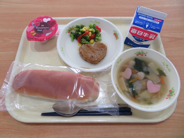 米粉パン、牛乳、照り焼きハンバーグ、イタリアンサラダ、コンソメスープ、バレンタインデザート