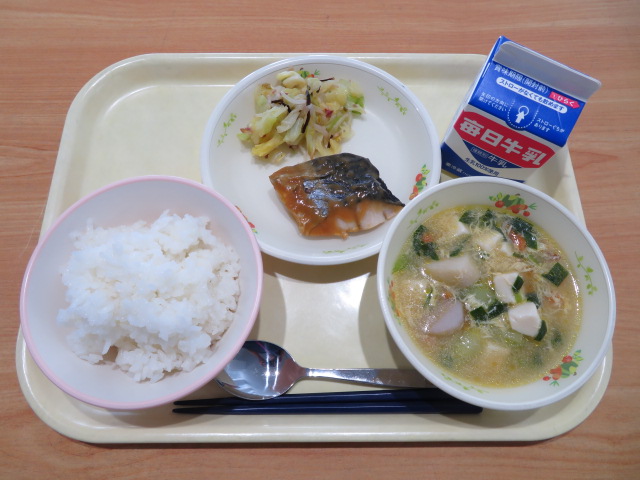 ごはん、牛乳、さわらのみそだれ、うめこんぶ和え、にら玉スープ