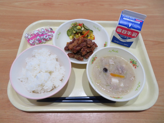 ごはん、牛乳、ぶたにくのかりん揚げ、寒天サラダ、かす汁、はちみつ大豆
