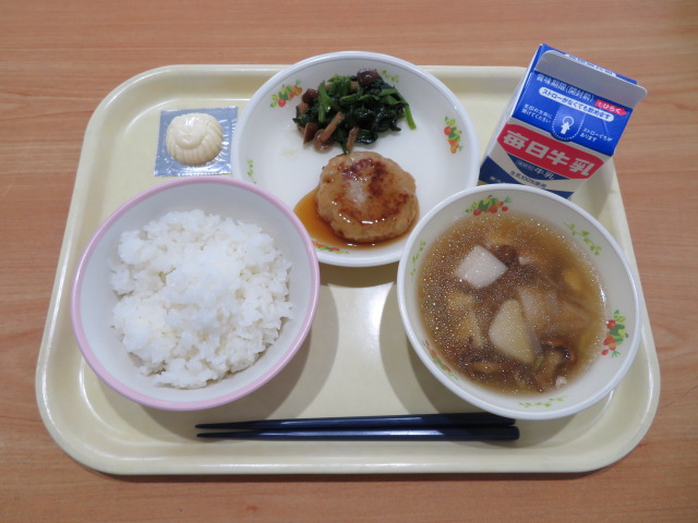ごはん、牛乳、和風つくね、かたぬきチーズ、ほうれん草としめじの和え物、いものこ汁