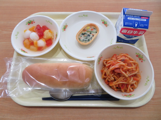 減量コッペパン、牛乳、ポテトカップグラタン、トマトスパゲッティ、フルーツポンチ