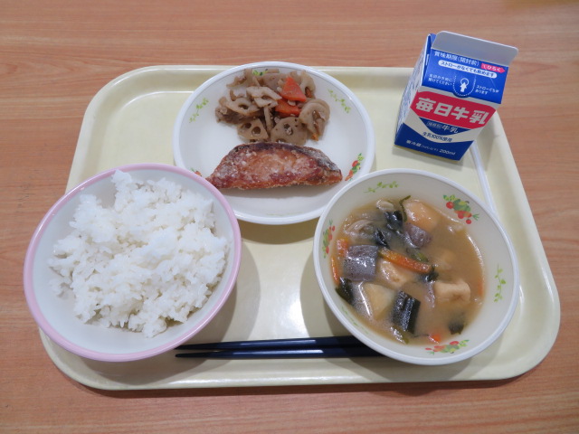 ごはん、牛乳、ぶりの竜田揚げ、根菜の甘辛炒め、具だくさんみそ汁