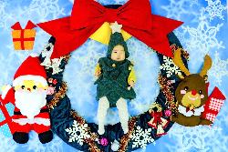 クリスマスツリーを着た赤ちゃん