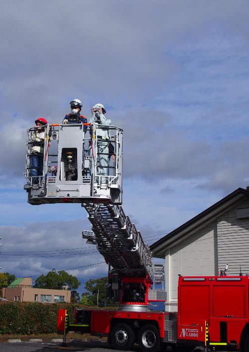 葛城市消防フェアのはしご車体験で実際にはしご車に試乗している様子