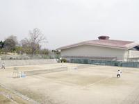 屋敷山公園テニスコートにあるクレーコートの写真