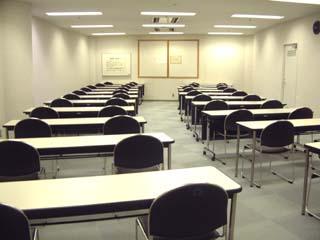 長机と椅子が多く並べられた学習室の写真