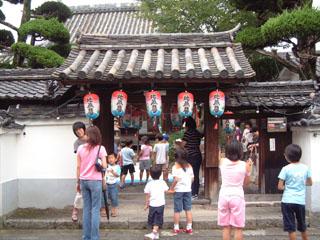 地蔵祭りが行われる観音寺に集まってきた人たちの写真