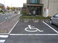 博物館の横にある障害者マークが地面に書かれた駐車場の写真
