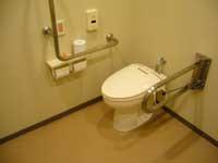 多目的トイレ内にあるトイレの便座の写真