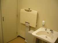 多目的トイレの洗面スペースにあるおむつ台の写真