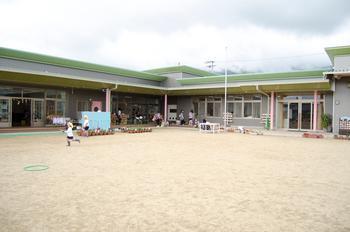 新庄幼稚園リズム室の園庭に園児等が数人いる写真