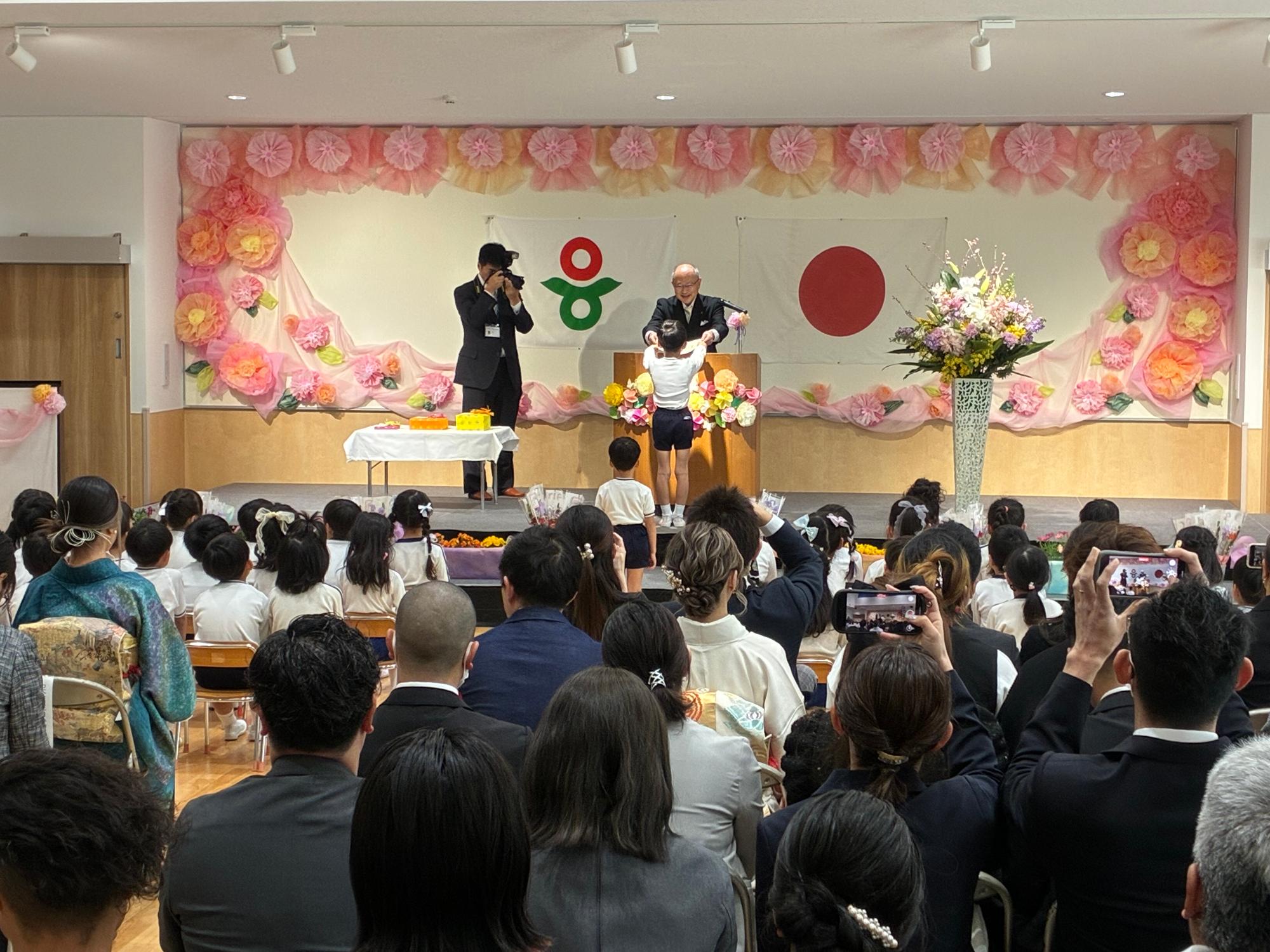 葛城市立磐城認定こども園修了証書授与式の様子