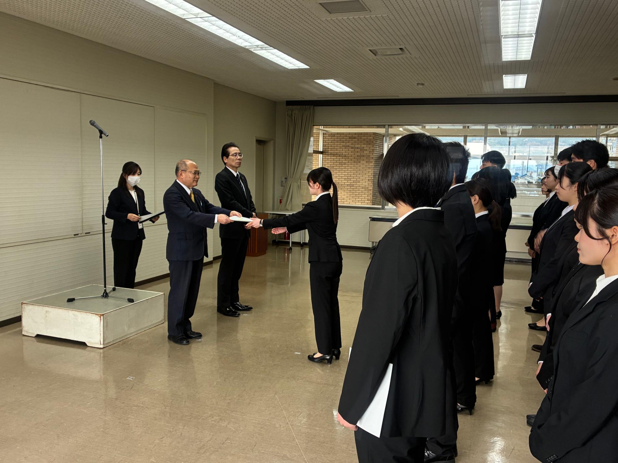 葛城市辞令交付式の様子